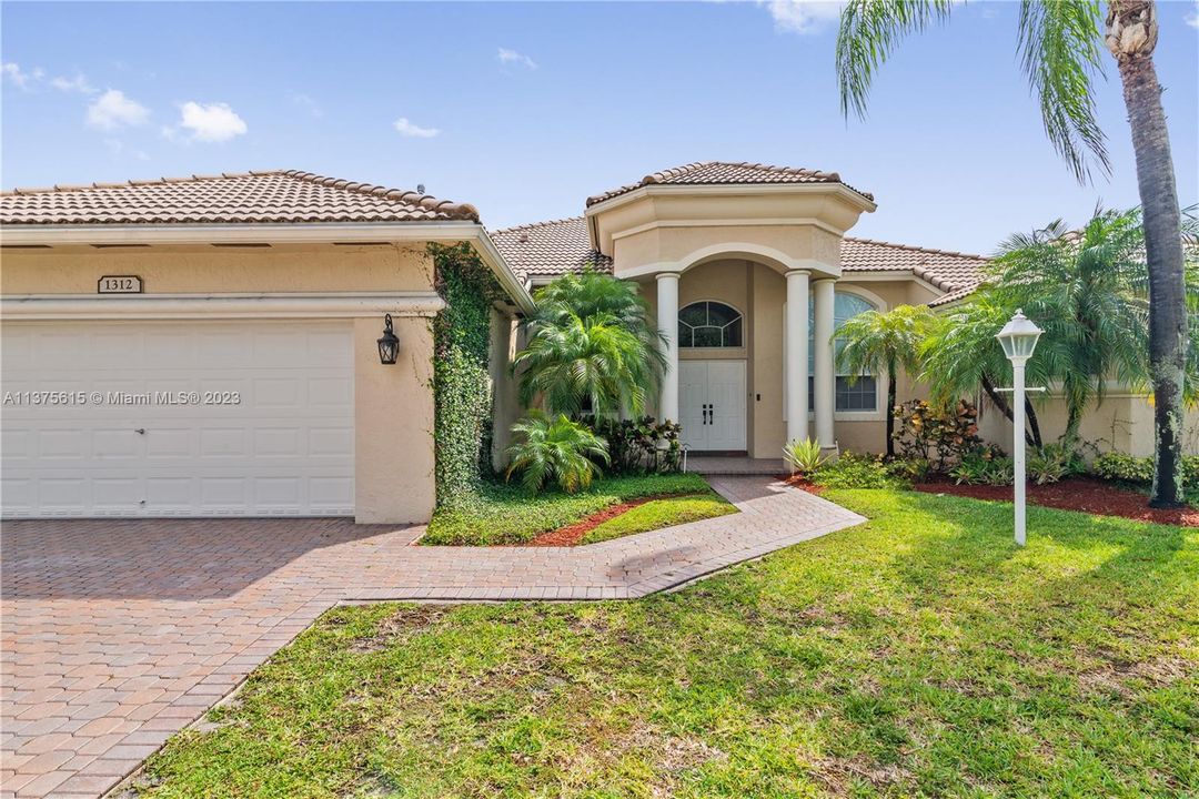 Recently Sold: $890,000 (5 beds, 3 baths, 2829 Square Feet)