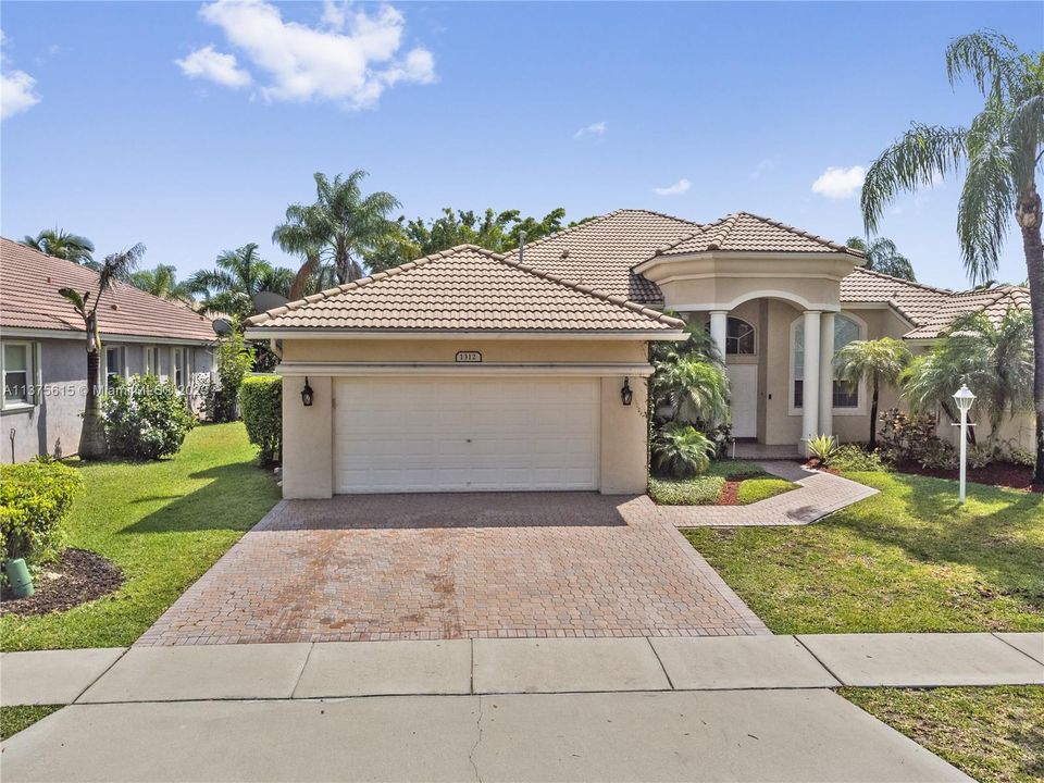 Recently Sold: $890,000 (5 beds, 3 baths, 2829 Square Feet)