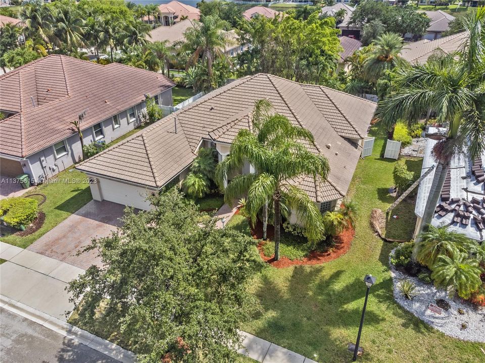 Recently Sold: $890,000 (5 beds, 3 baths, 2829 Square Feet)