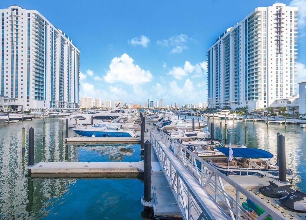 Recently Rented: $5,900 (2 beds, 2 baths, 1459 Square Feet)