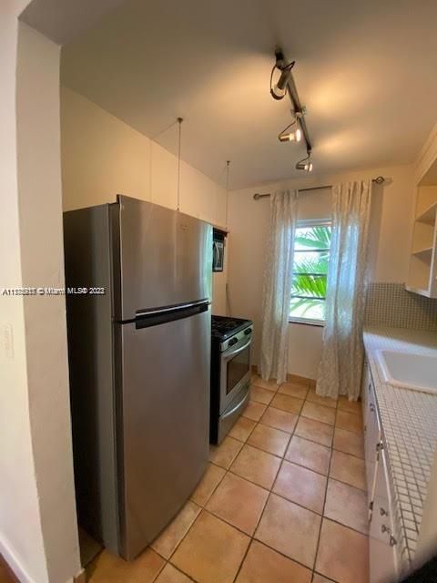 For Sale: $275,000 (1 beds, 1 baths, 610 Square Feet)