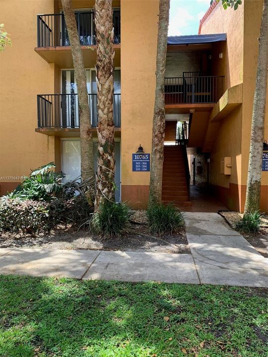 Recently Sold: $200,000 (1 beds, 1 baths, 734 Square Feet)
