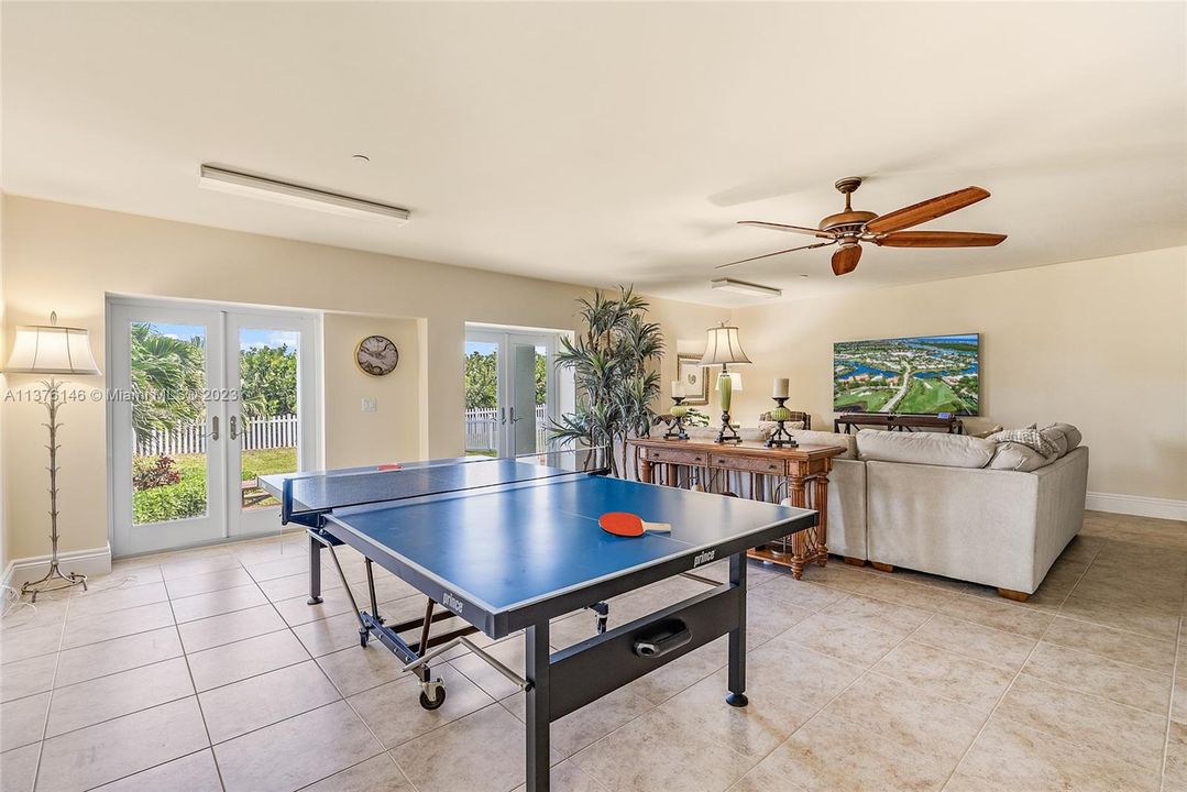 Recently Sold: $2,995,000 (4 beds, 3 baths, 4636 Square Feet)