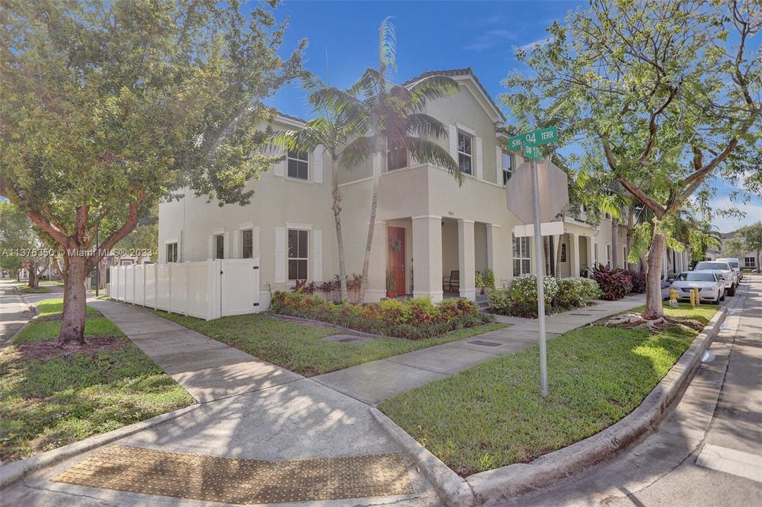 Recently Sold: $525,000 (4 beds, 2 baths, 1956 Square Feet)