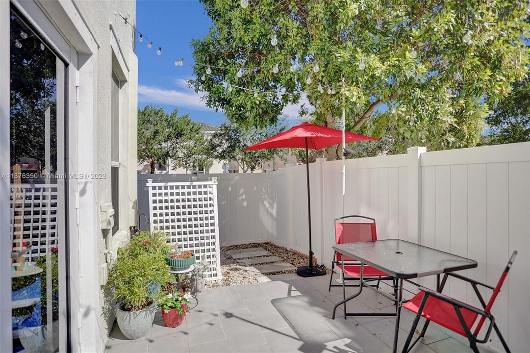 Recently Sold: $525,000 (4 beds, 2 baths, 1956 Square Feet)