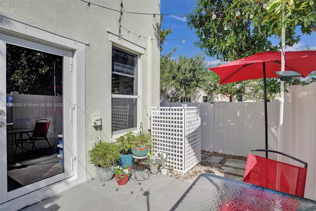 Recently Sold: $525,000 (4 beds, 2 baths, 1956 Square Feet)