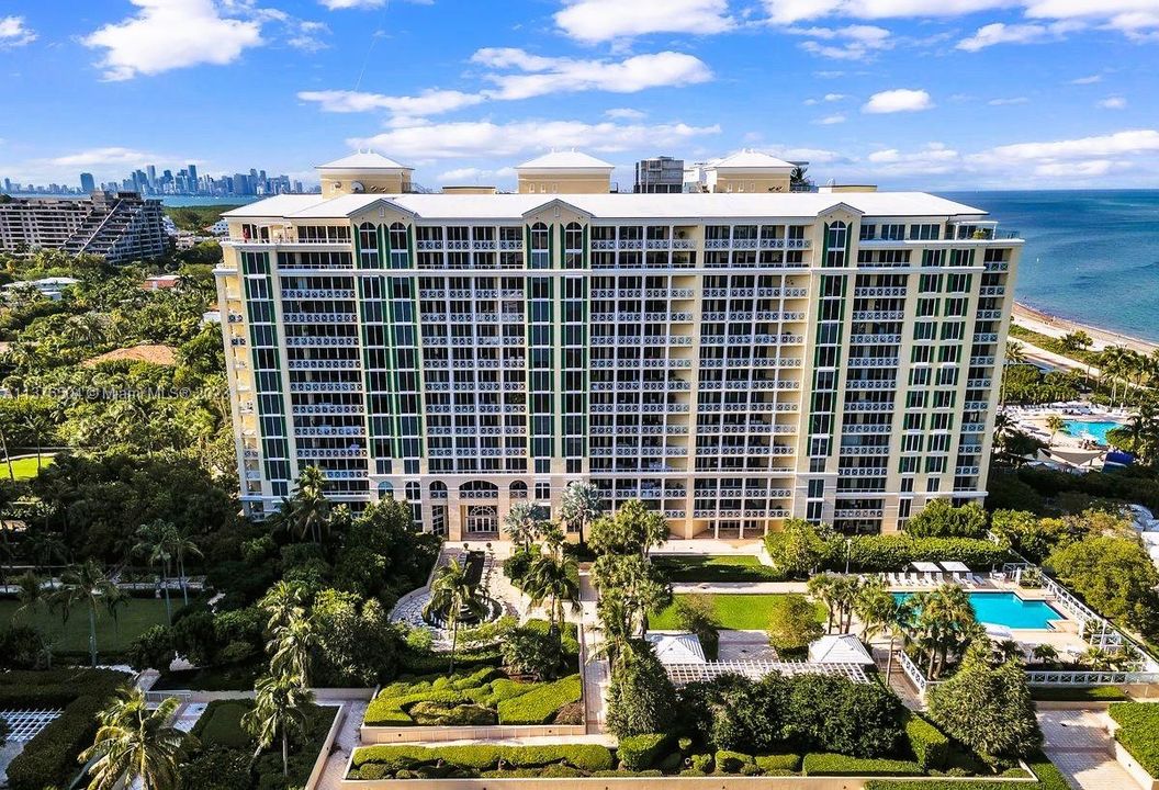 Recently Sold: $3,495,000 (3 beds, 4 baths, 2840 Square Feet)