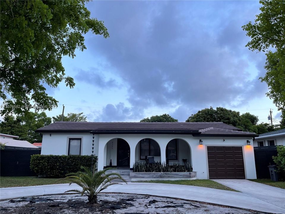 Recently Rented: $3,999 (3 beds, 1 baths, 1300 Square Feet)