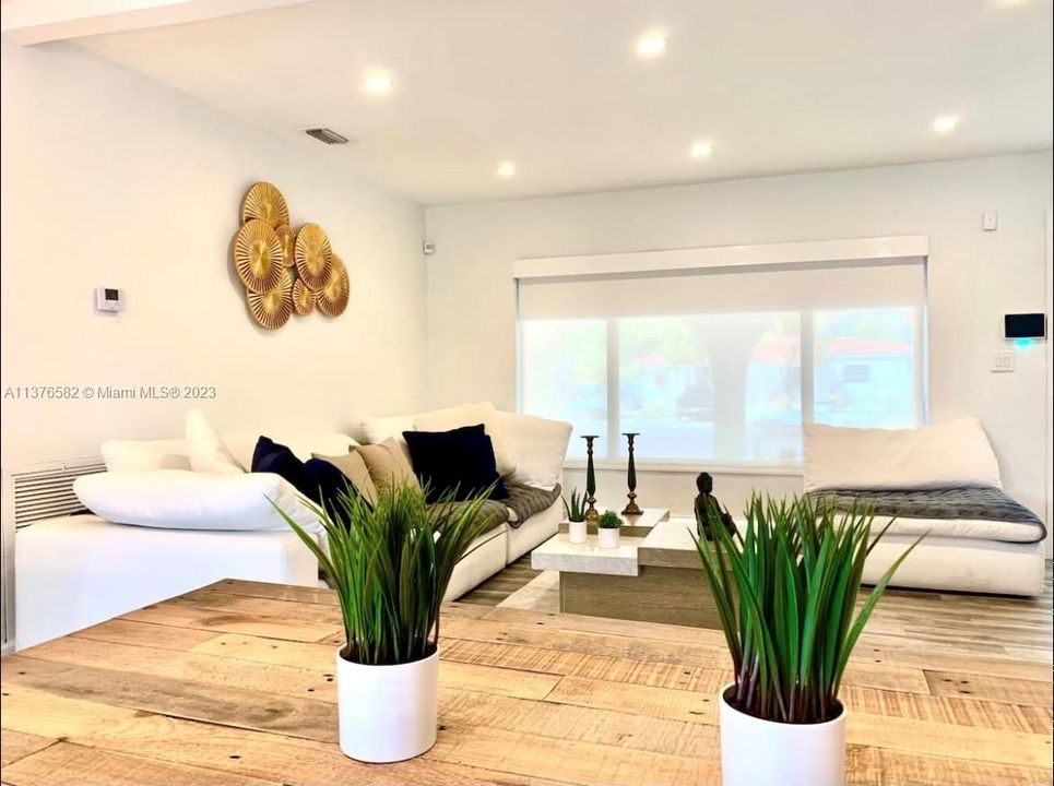 Recently Rented: $3,999 (3 beds, 1 baths, 1300 Square Feet)