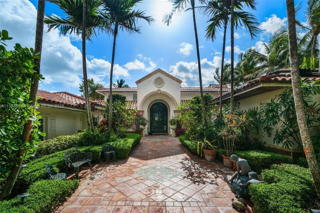 Недавно продано: $22,999,000 (8 спален, 8 ванн, 8857 Квадратных фут)