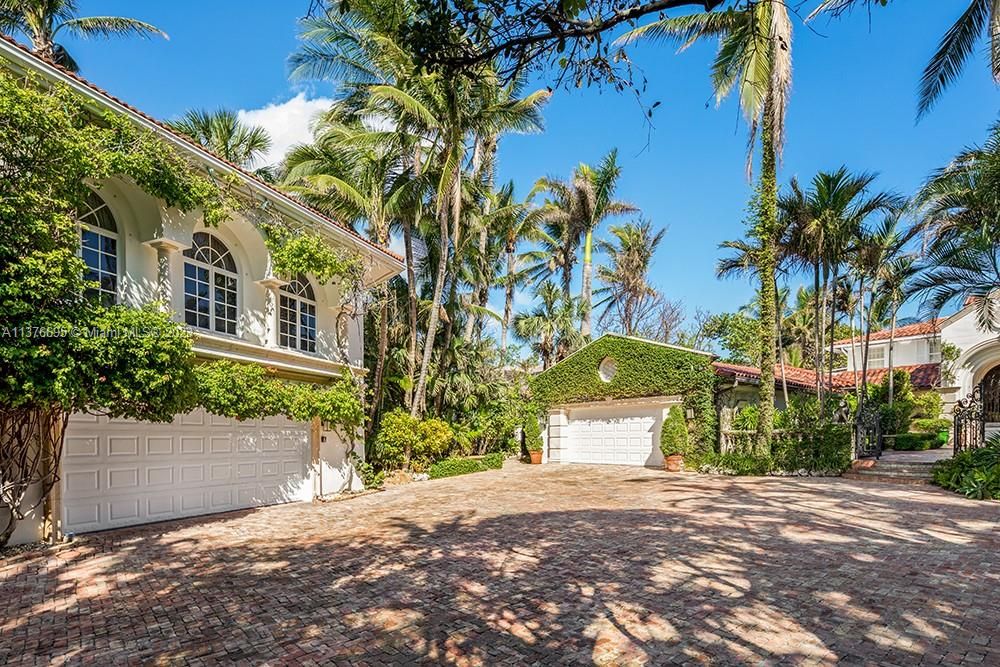 Недавно продано: $22,999,000 (8 спален, 8 ванн, 8857 Квадратных фут)