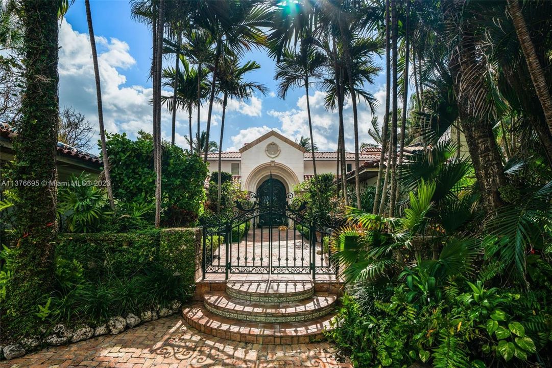 Недавно продано: $22,999,000 (8 спален, 8 ванн, 8857 Квадратных фут)