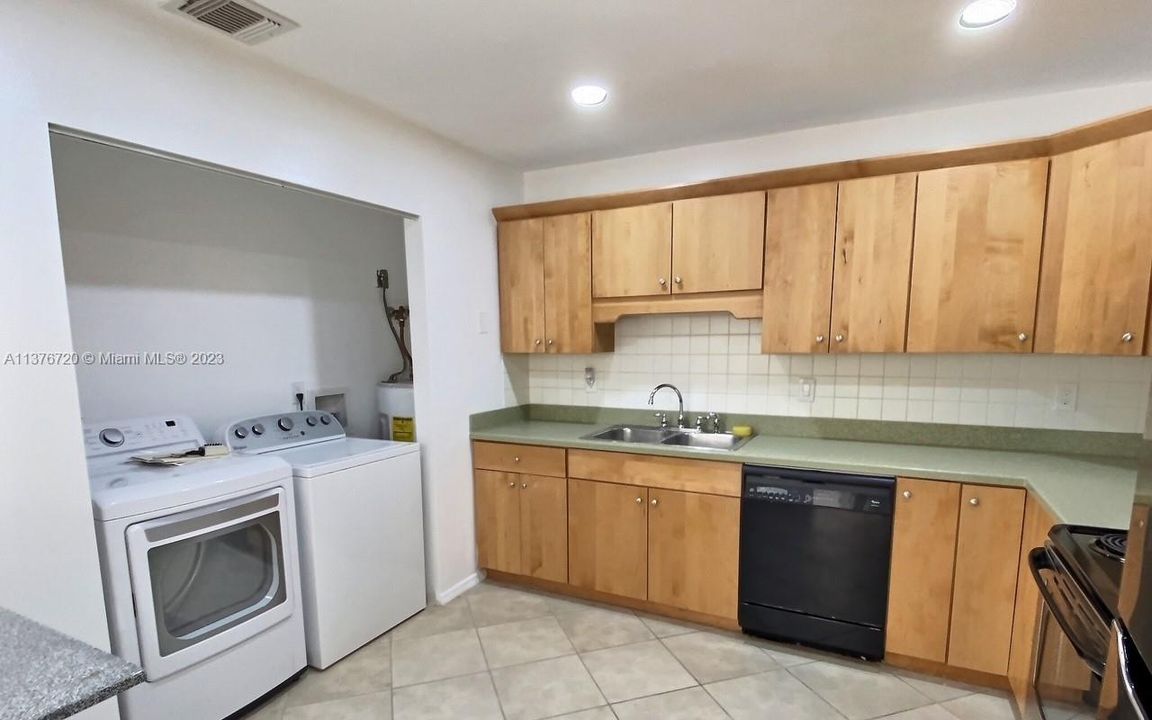 Vendido Recientemente: $230,000 (2 camas, 2 baños, 944 Pies cuadrados)