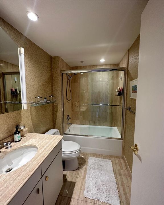 En Suite Bath of 2nd / Guest Bedroom