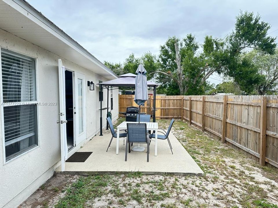 Recently Rented: $2,400 (3 beds, 2 baths, 1463 Square Feet)