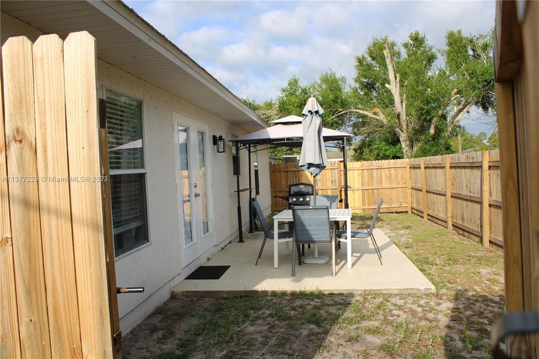 Recently Rented: $2,400 (3 beds, 2 baths, 1463 Square Feet)