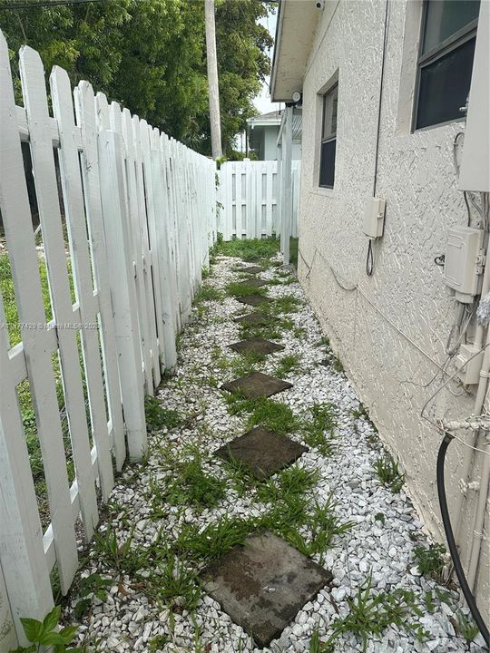 Recently Rented: $1,000 (0 beds, 1 baths, 1366 Square Feet)