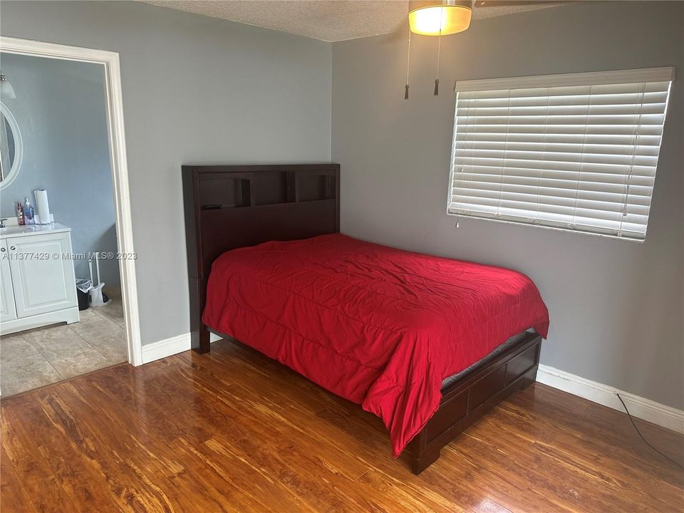 Recently Rented: $1,000 (0 beds, 1 baths, 1366 Square Feet)