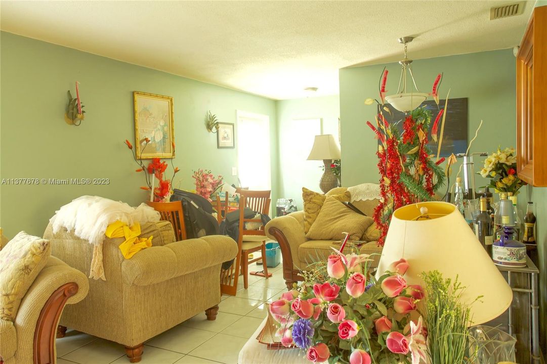 Недавно продано: $405,000 (4 спален, 2 ванн, 1768 Квадратных фут)