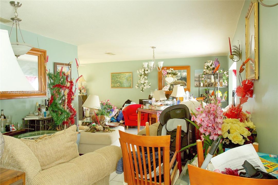 Недавно продано: $405,000 (4 спален, 2 ванн, 1768 Квадратных фут)