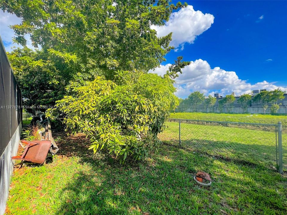 Недавно продано: $405,000 (4 спален, 2 ванн, 1768 Квадратных фут)