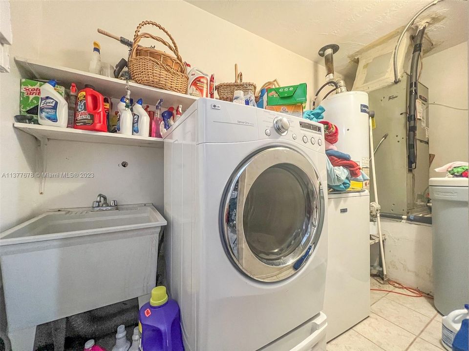 Недавно продано: $405,000 (4 спален, 2 ванн, 1768 Квадратных фут)