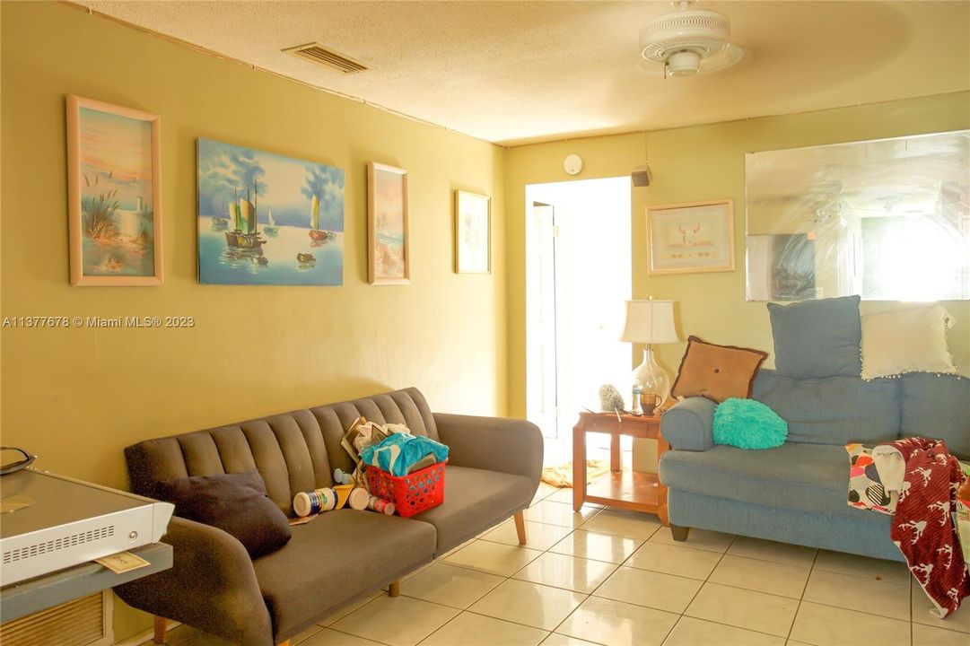 Недавно продано: $405,000 (4 спален, 2 ванн, 1768 Квадратных фут)