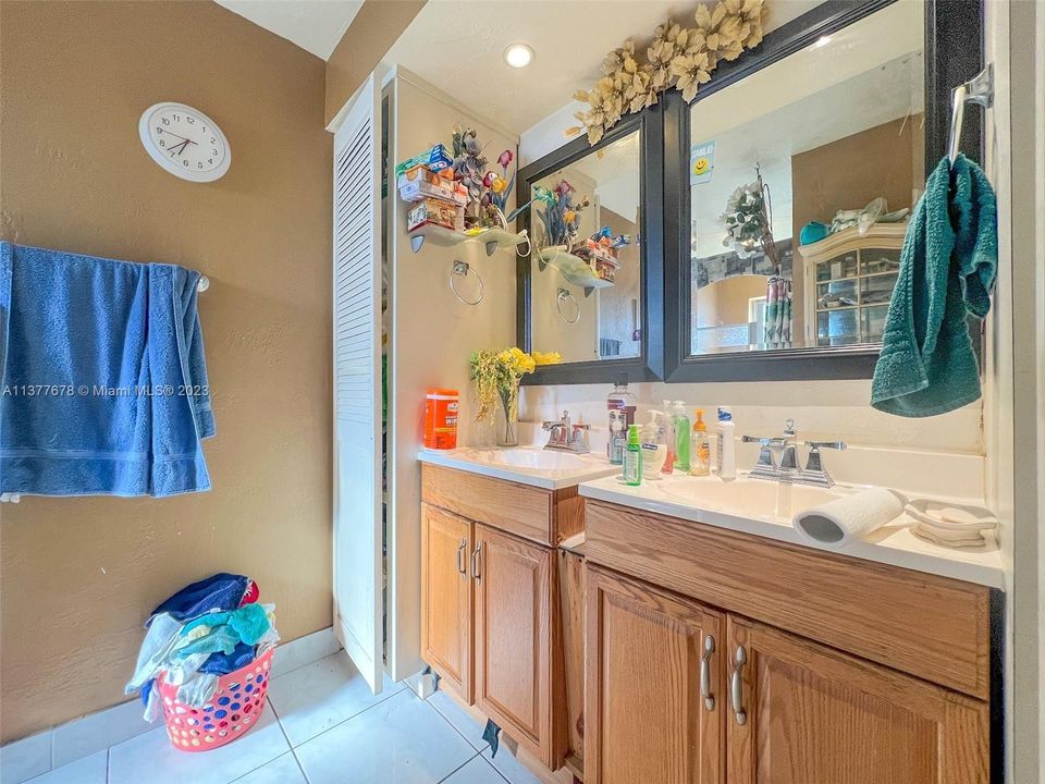 Недавно продано: $405,000 (4 спален, 2 ванн, 1768 Квадратных фут)