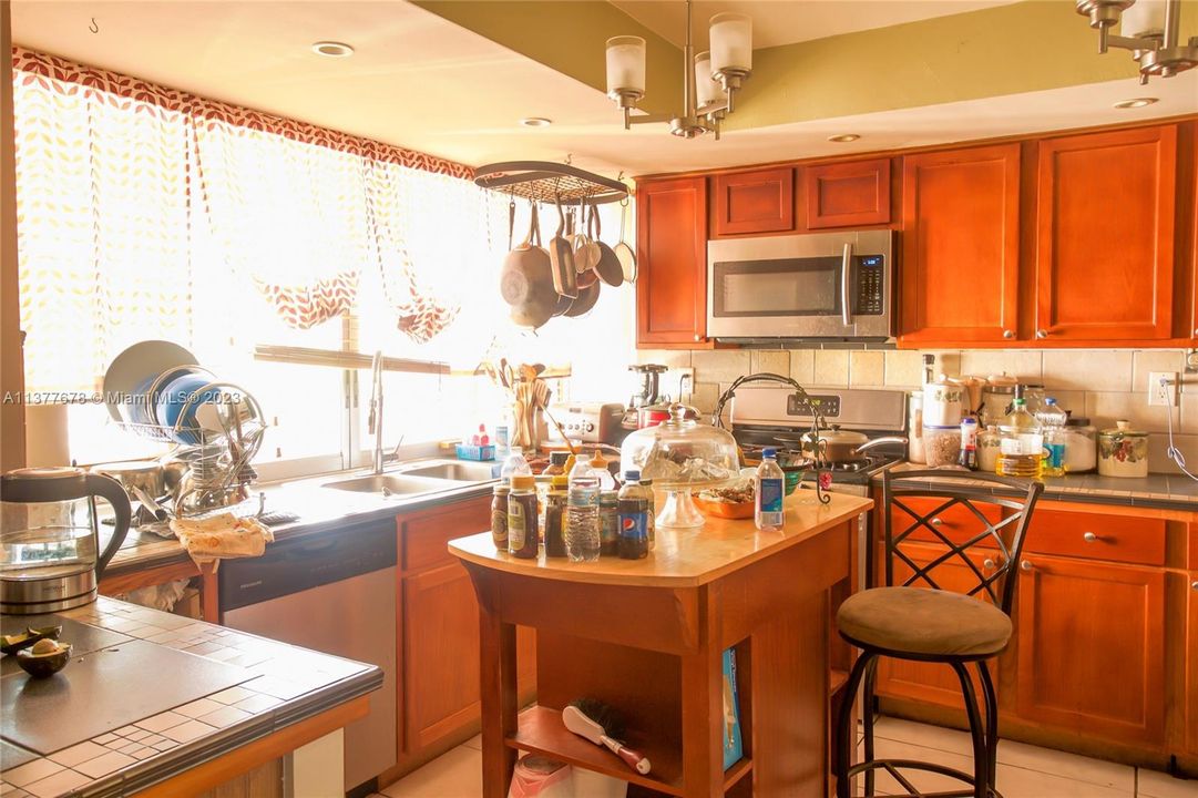 Недавно продано: $405,000 (4 спален, 2 ванн, 1768 Квадратных фут)