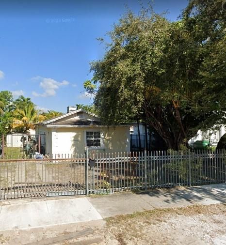 For Sale: $520,000 (2 beds, 1 baths, 824 Square Feet)