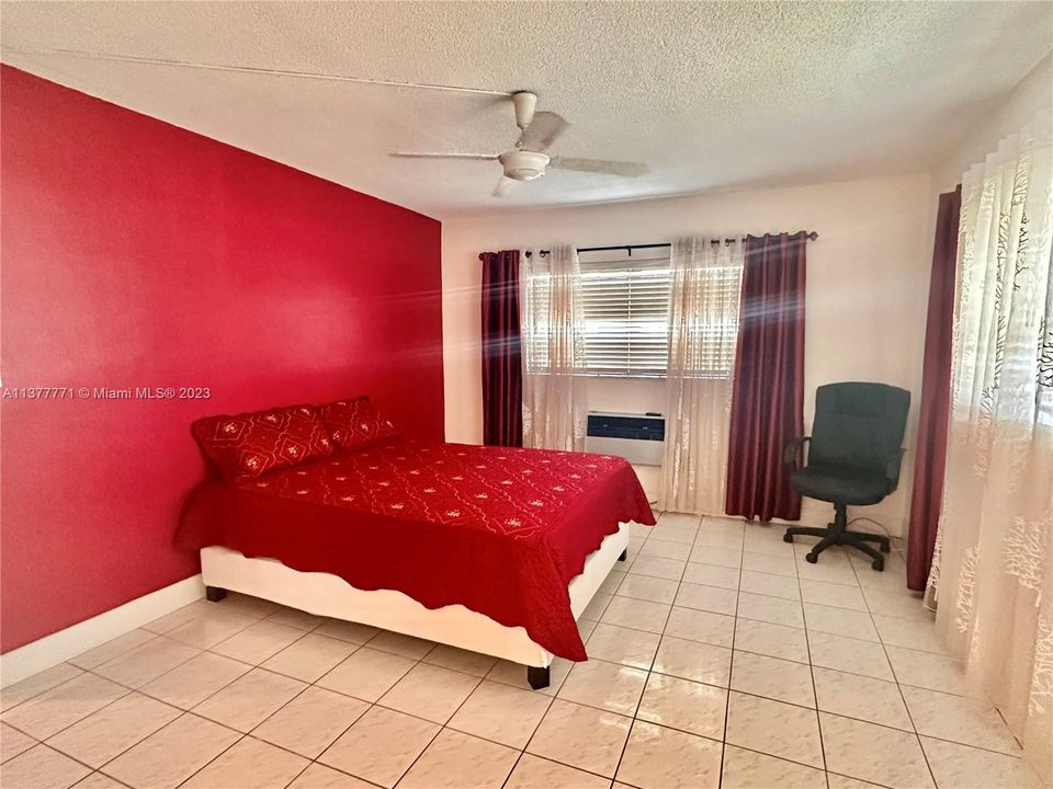 Active With Contract: $105,000 (1 beds, 1 baths, 883 Square Feet)