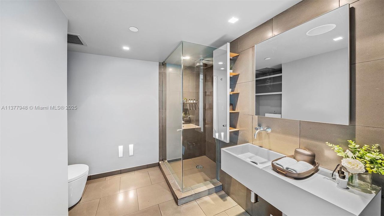 For Rent: $70,000 (3 beds, 3 baths, 2521 Square Feet)