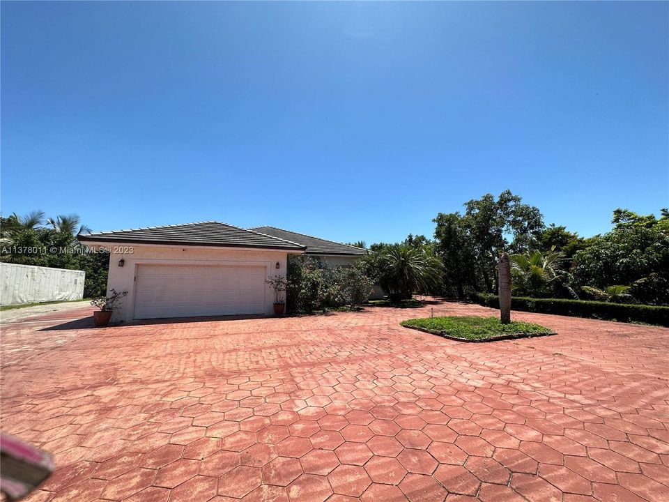 Recently Sold: $2,150,000 (3 beds, 2 baths, 2066 Square Feet)