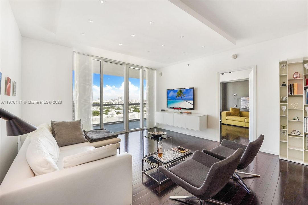 Recently Sold: $1,690,000 (2 beds, 2 baths, 1452 Square Feet)