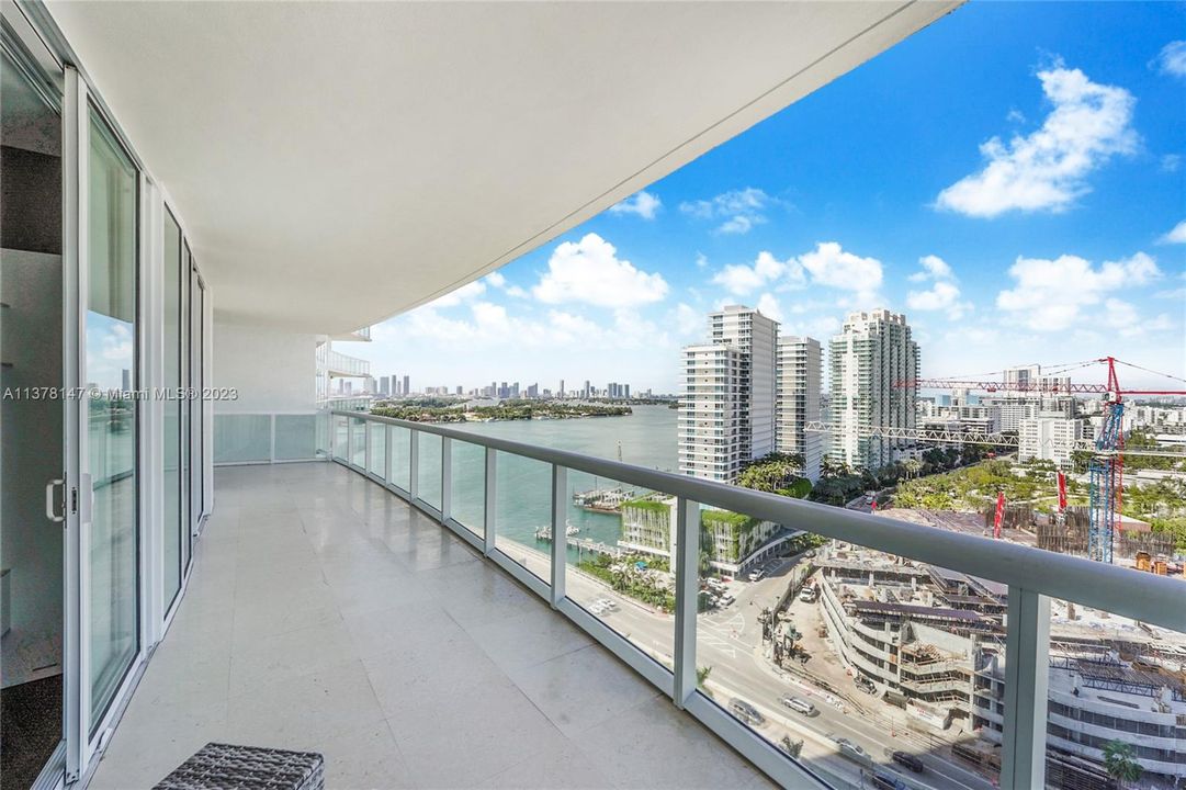 Recently Sold: $1,690,000 (2 beds, 2 baths, 1452 Square Feet)