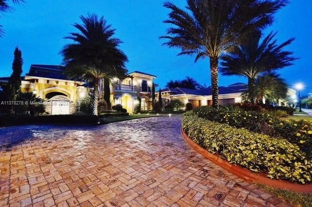Recently Sold: $4,399,000 (6 beds, 7 baths, 7169 Square Feet)