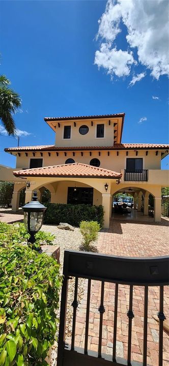 Recently Sold: $2,925,000 (5 beds, 4 baths, 3760 Square Feet)