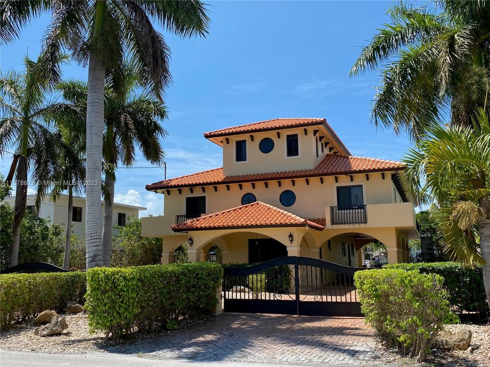 Recently Sold: $2,925,000 (5 beds, 4 baths, 3760 Square Feet)