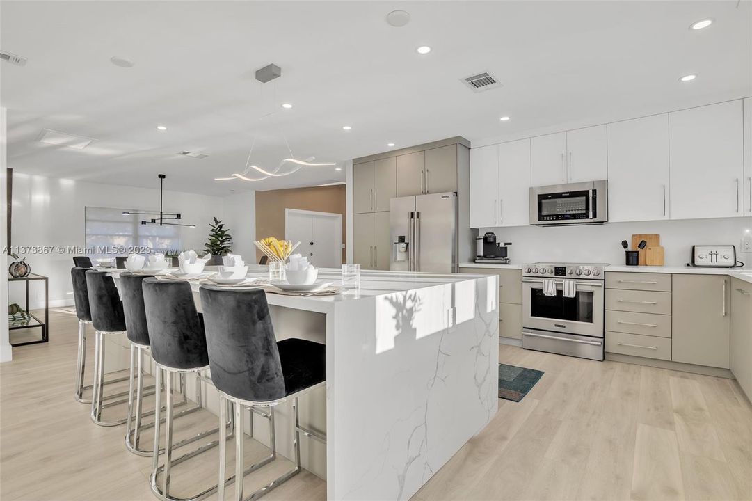 Recently Sold: $1,850,000 (6 beds, 4 baths, 3034 Square Feet)