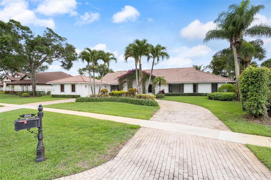 Recently Sold: $950,000 (3 beds, 2 baths, 2754 Square Feet)