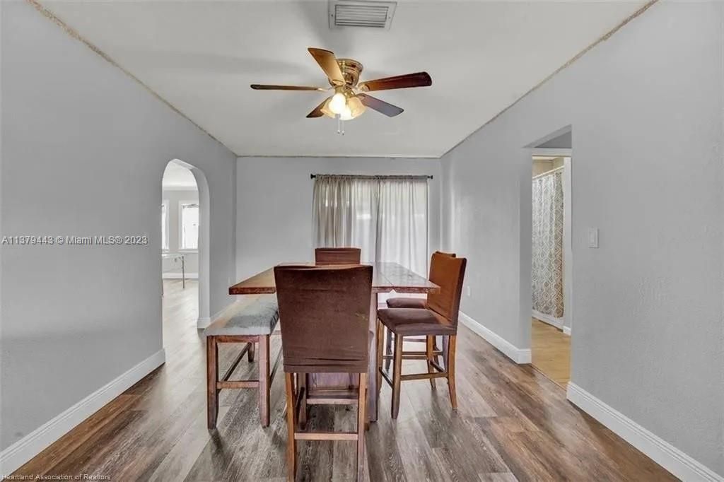 Recently Rented: $1,800 (3 beds, 2 baths, 1931 Square Feet)