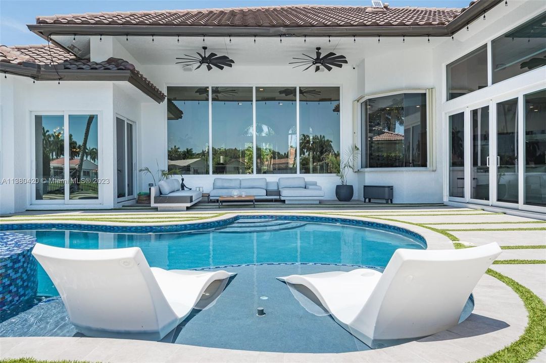 Recently Sold: $2,750,000 (5 beds, 4 baths, 4279 Square Feet)