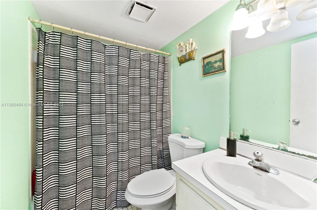 最近售出: $210,000 (2 贝兹, 2 浴室, 884 平方英尺)