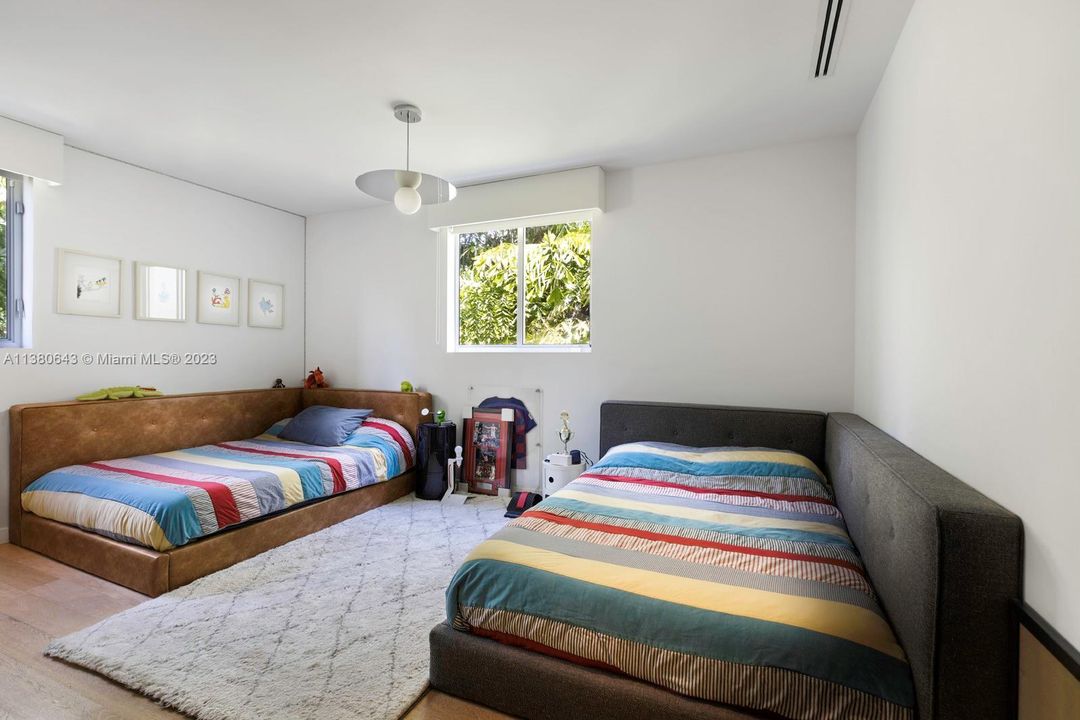 Recently Sold: $6,950,000 (5 beds, 5 baths, 3774 Square Feet)