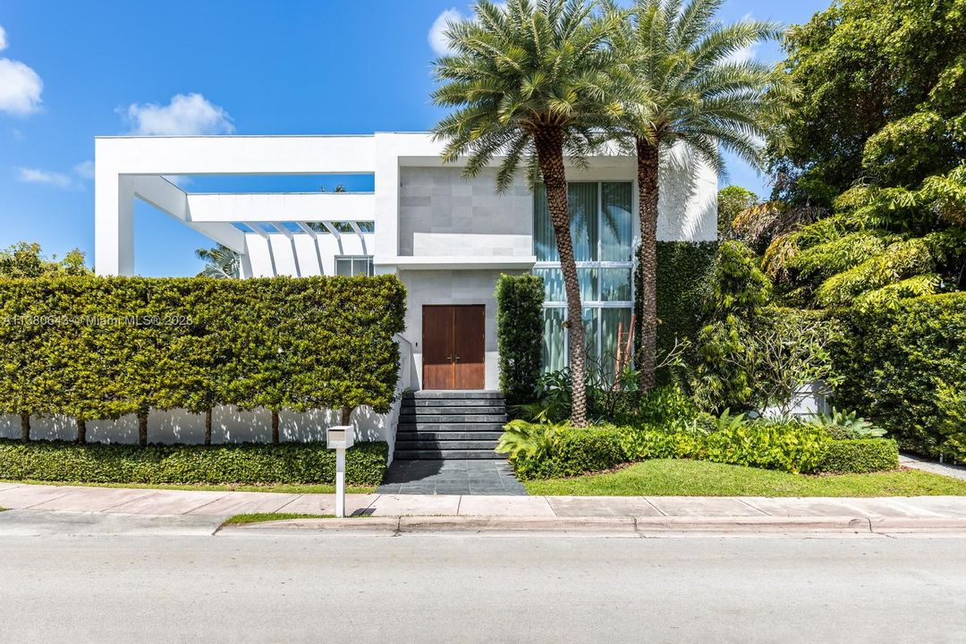 Recently Sold: $6,950,000 (5 beds, 5 baths, 3774 Square Feet)