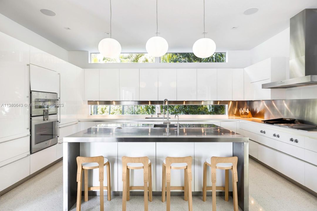 Recently Sold: $6,950,000 (5 beds, 5 baths, 3774 Square Feet)