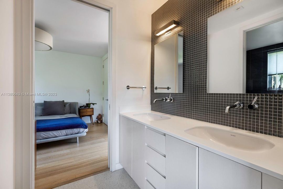 Recently Sold: $6,950,000 (5 beds, 5 baths, 3774 Square Feet)