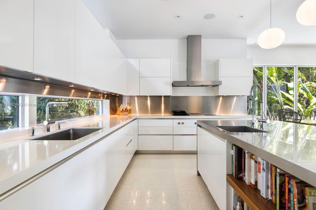 Recently Sold: $6,950,000 (5 beds, 5 baths, 3774 Square Feet)