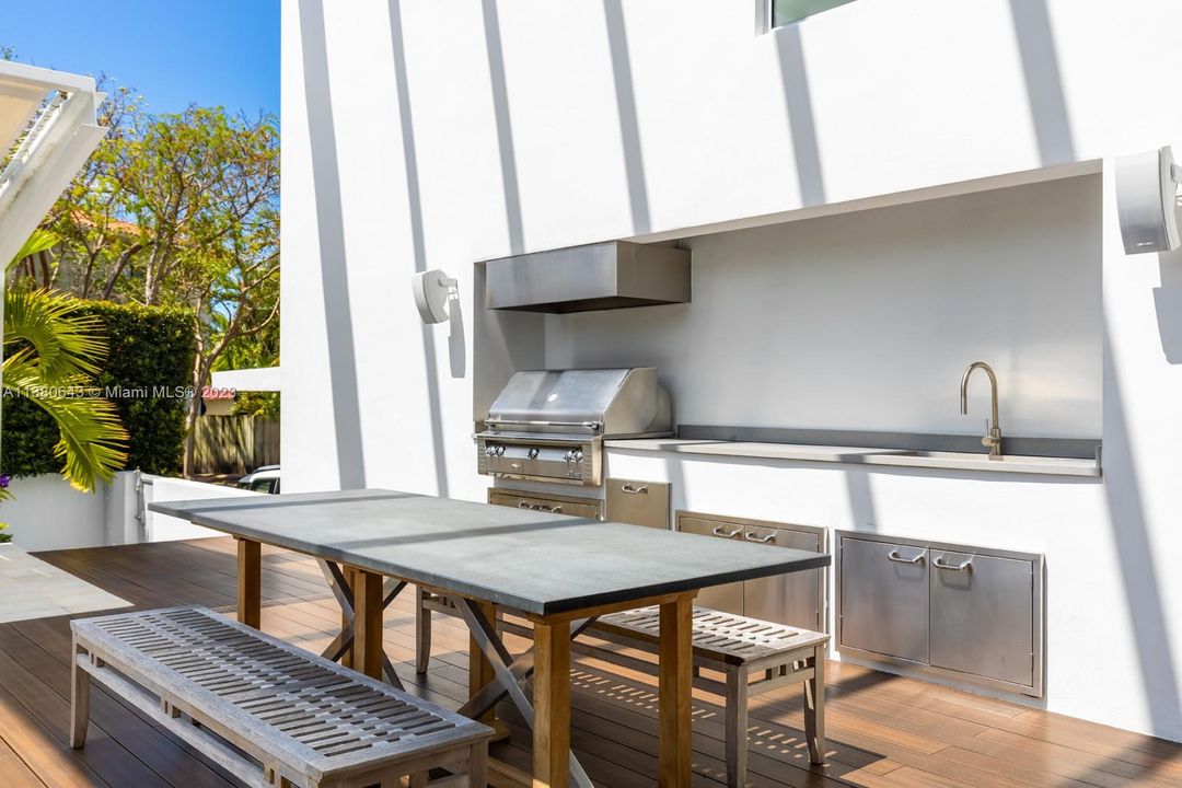 Recently Sold: $6,950,000 (5 beds, 5 baths, 3774 Square Feet)