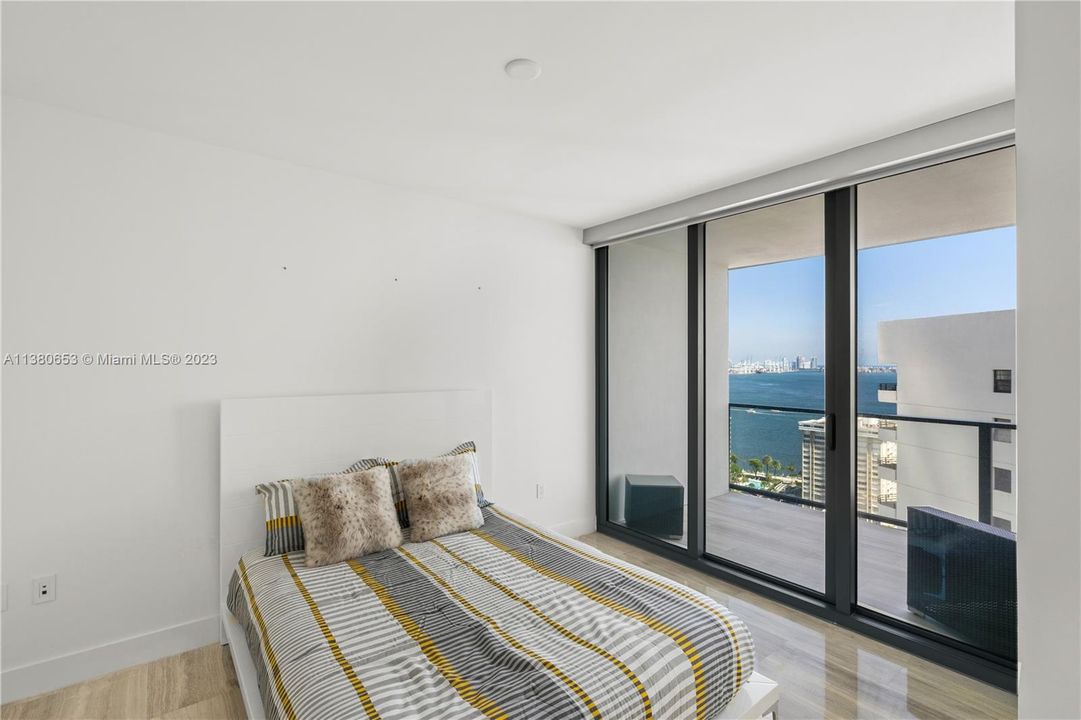 Recently Sold: $1,295,000 (2 beds, 2 baths, 1137 Square Feet)